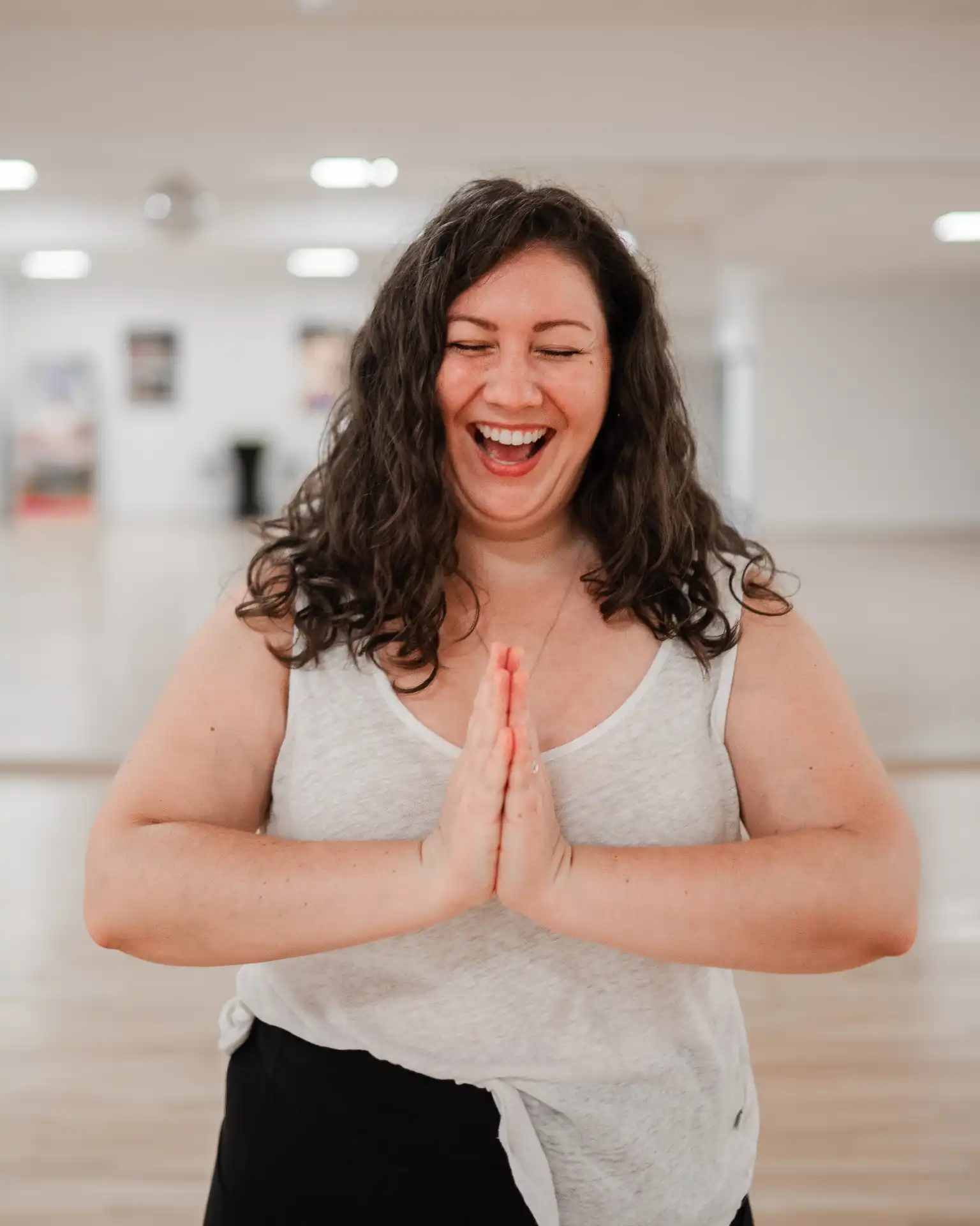 feel & flow YOGA - Rebecca Wippl lacht - Namaste Hände